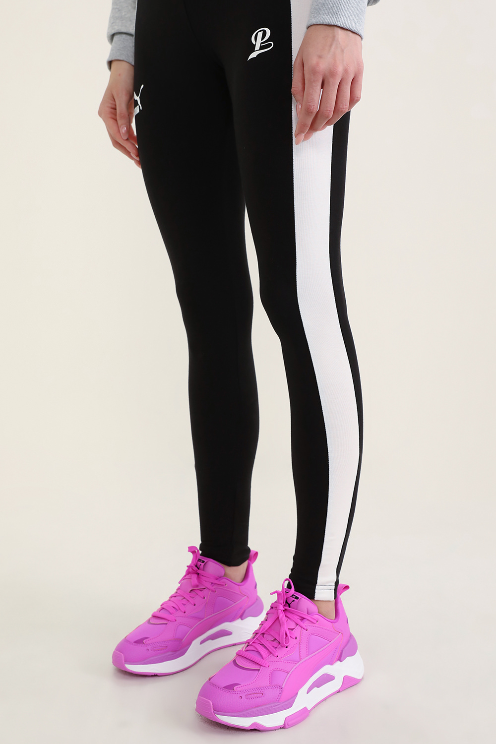 תמונת כל הלוק של נעלי ריצה סימול 8 מונו מחומרים ממוחזרים